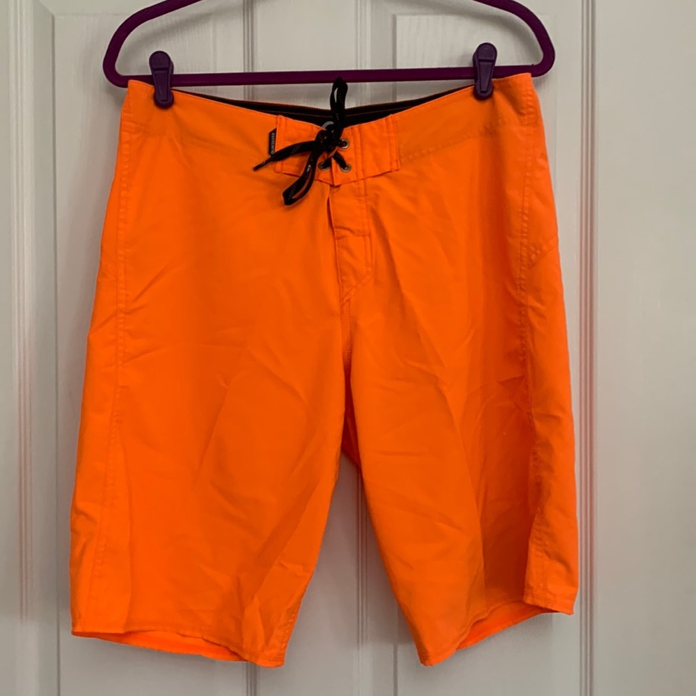 Quicksilver - orange shorts